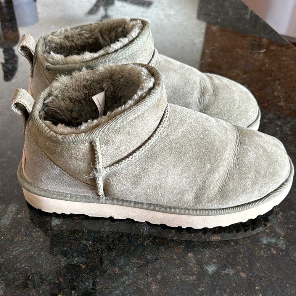 Women’s short Ugg Boot in light green/grey